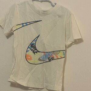 Nike boysCream Short-Sleeve Tee with Multicolor Graphic Swoosh 5-6